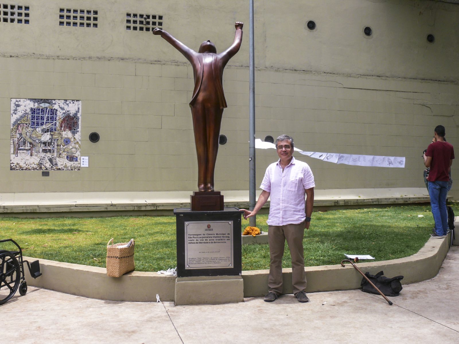 Registro dos preparativos da inauguração da estátua em bronze, de 2m20. Ivo Herzog, atual presidente do Conselho do Instituto Vladimir Herzog.  Foto: Renato d´Souza/CMSP