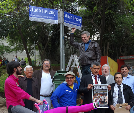 Rebatizada de Vladimir Herzog por iniciativa do legislativo   local, Praça conquistou apoio da sociedade civil e de vereadores de diversas legendas como José Américo (PT), Police Neto (PSD), Ítalo Cardoso (PT), Gilberto Natalini (PV), Floriano Pesaro (PSDB), Eliseu Gabriel (PSB) e Soninha Francine (PPS). Na foto também estão o ex deputado estadual Adriano Diogo (PT) que presidiu a Comissão Estadual da Verdade Rubens Paiva, os jornalistas Audálio Dantas e Sergio Gomes e o performer Paulinho Fluxus. Foto: Luis França / CMSP  